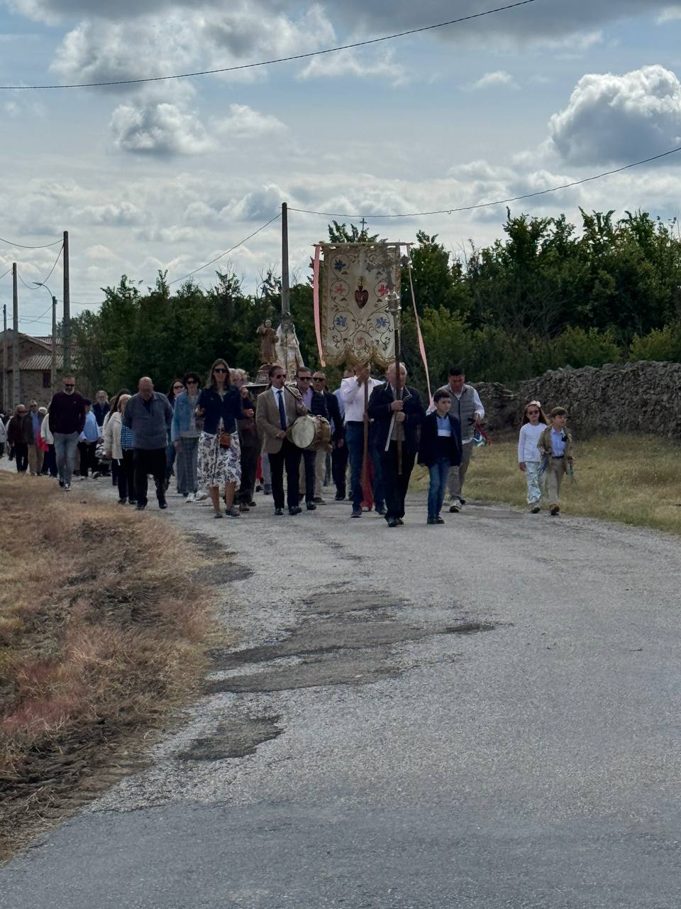 Vecinos y pendones en una romería de Curillas