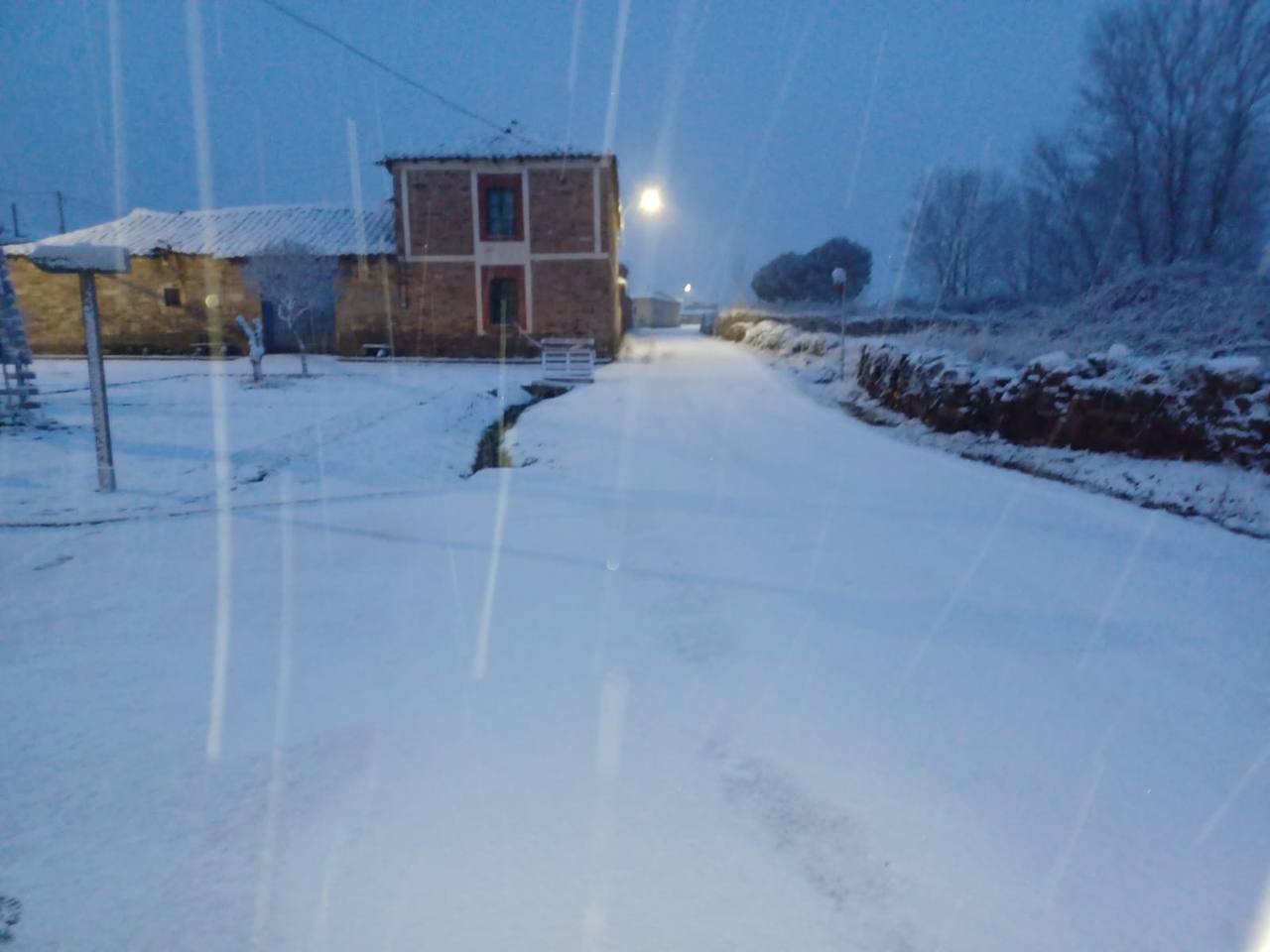 Camino nevado en Curillas