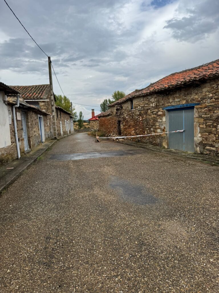 Zona señalizada tras el derrumbe parcial en la calle de la Ermita de Curillas