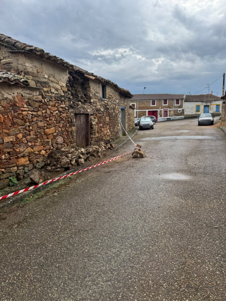 Fachada afectada y perímetro señalizado en la calle de la Ermita de Curillas
