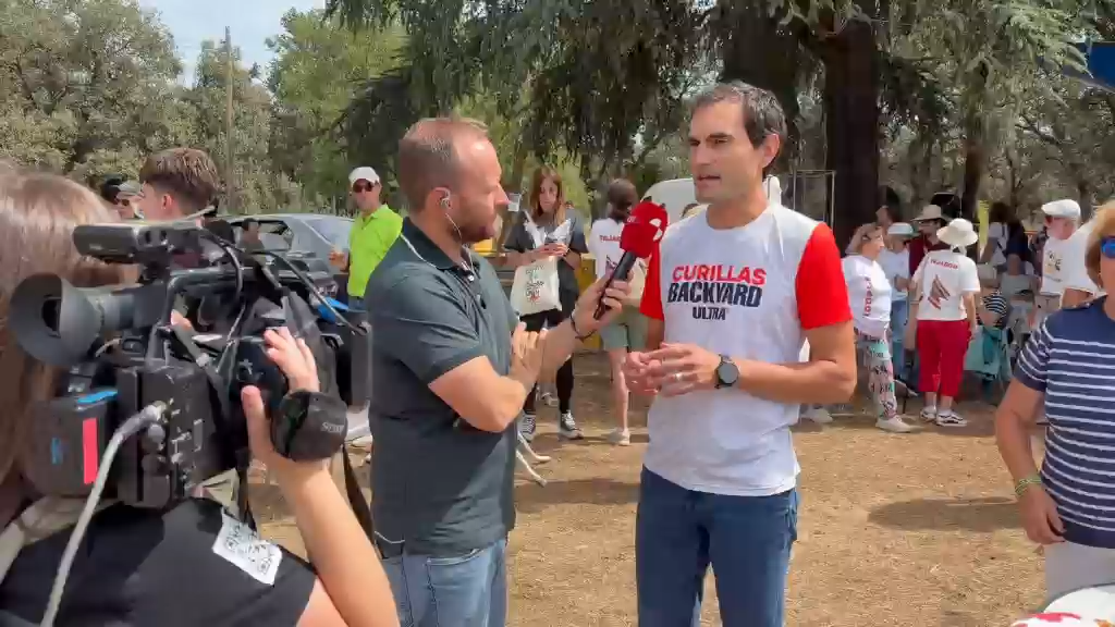 Entrevista sobre la Backyard Ultra Curillas durante la fiesta del Ayuntamiento de Valderrey
