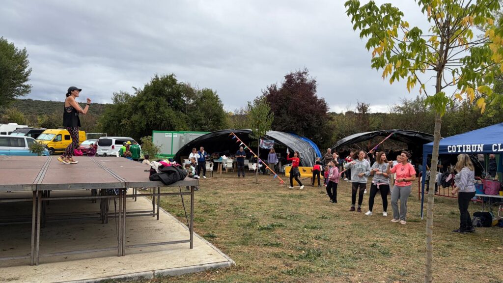 Participantes y acompañantes disfrutando de las actividades de la Backyard Ultra Curillas