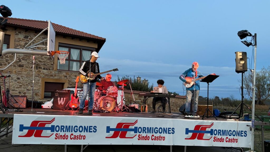 Actuación musical durante la Backyard Ultra Curillas 2026