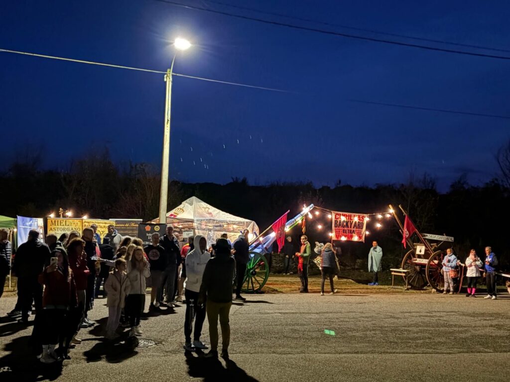 Ambiente nocturno y público en la Backyard Ultra Curillas 2026