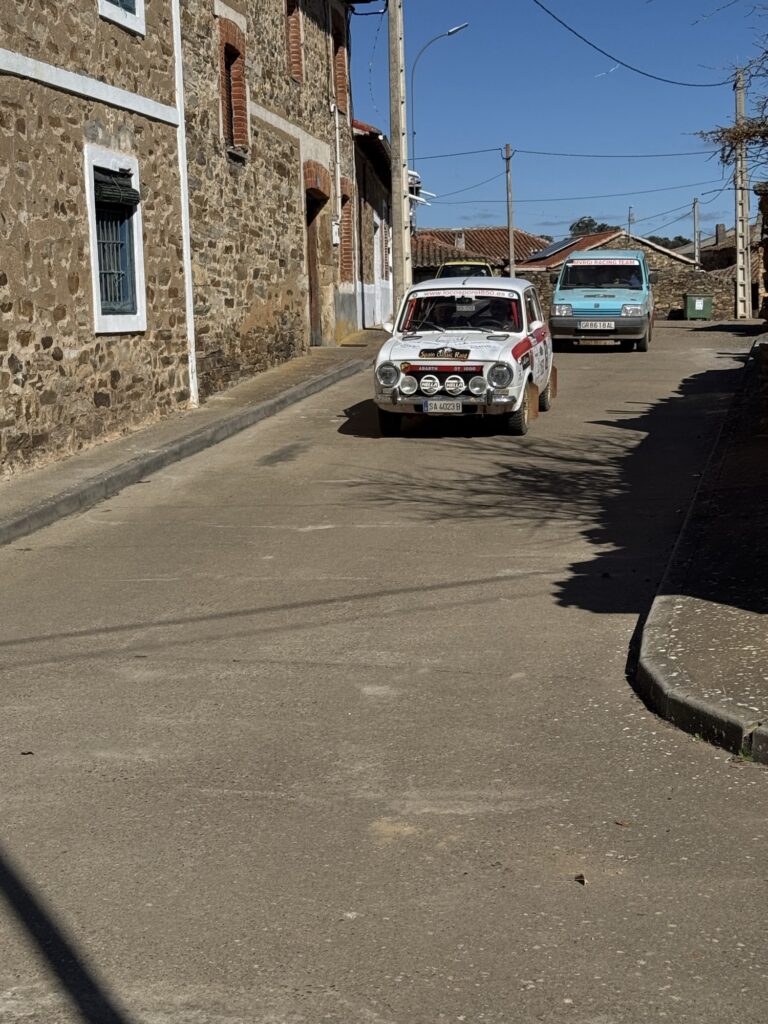 Vehículos del Spain Classic Raid por las calles y caminos de Curillas, 18 de octubre de 2026