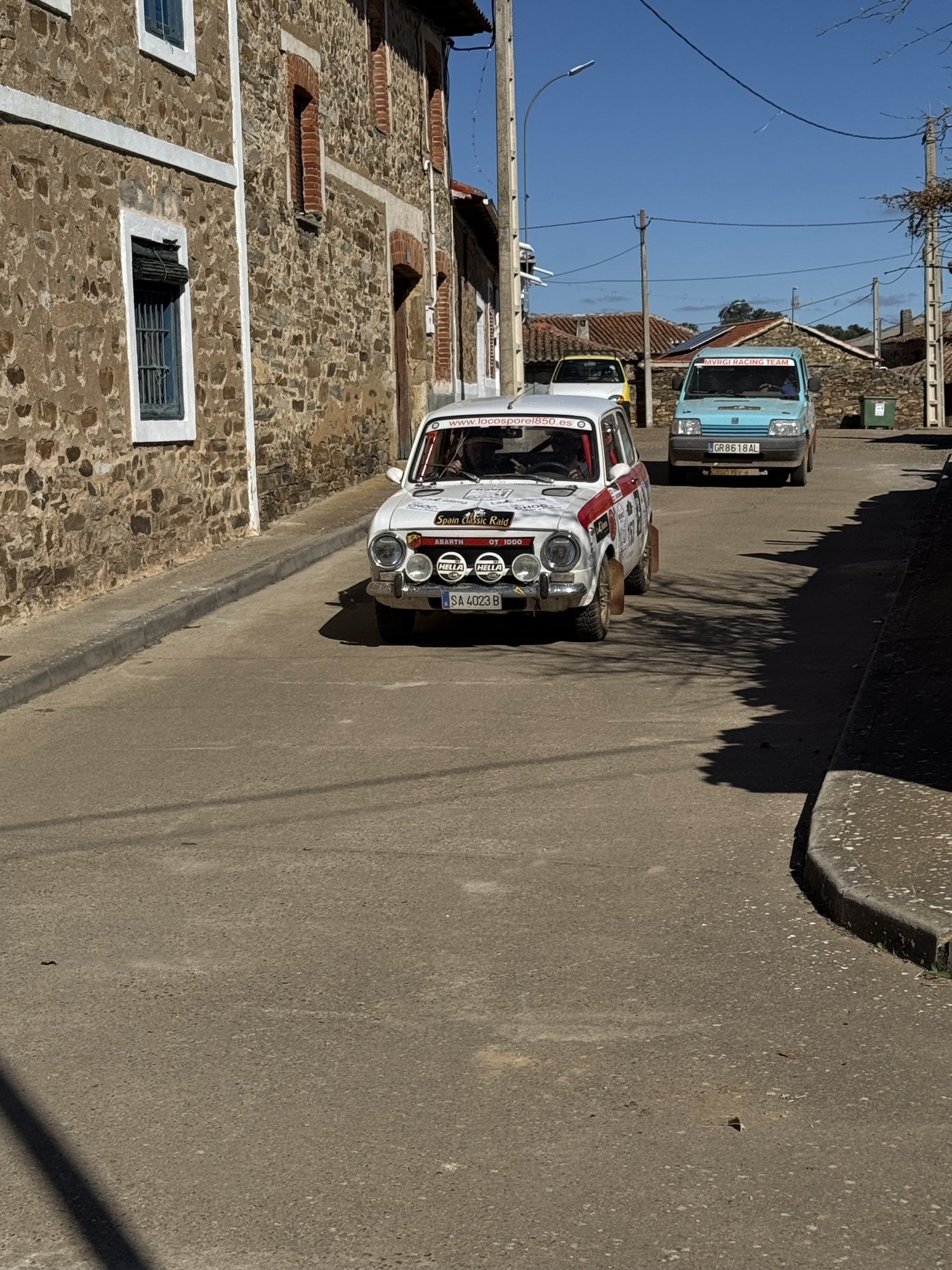 Vehículos del Spain Classic Raid por las calles y caminos de Curillas, 18 de octubre de 2026