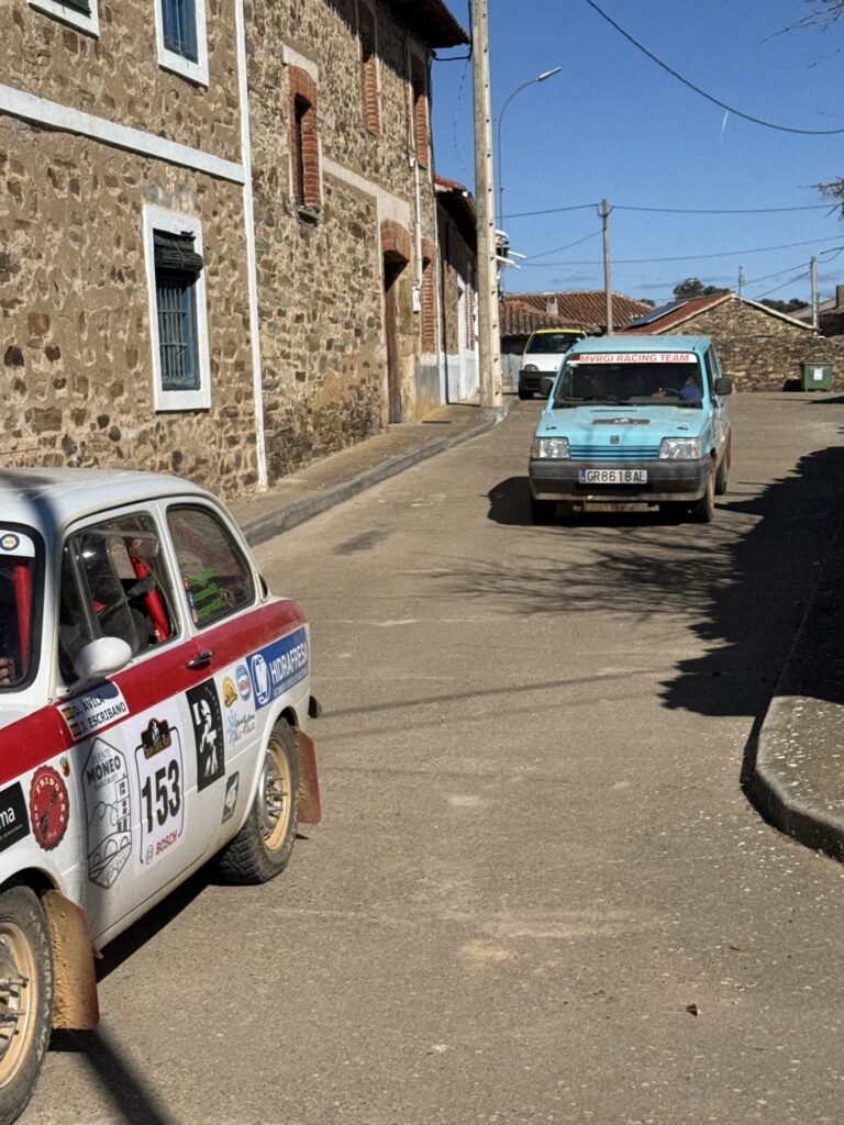 Vehículos del Spain Classic Raid por las calles y caminos de Curillas, 18 de octubre de 2026