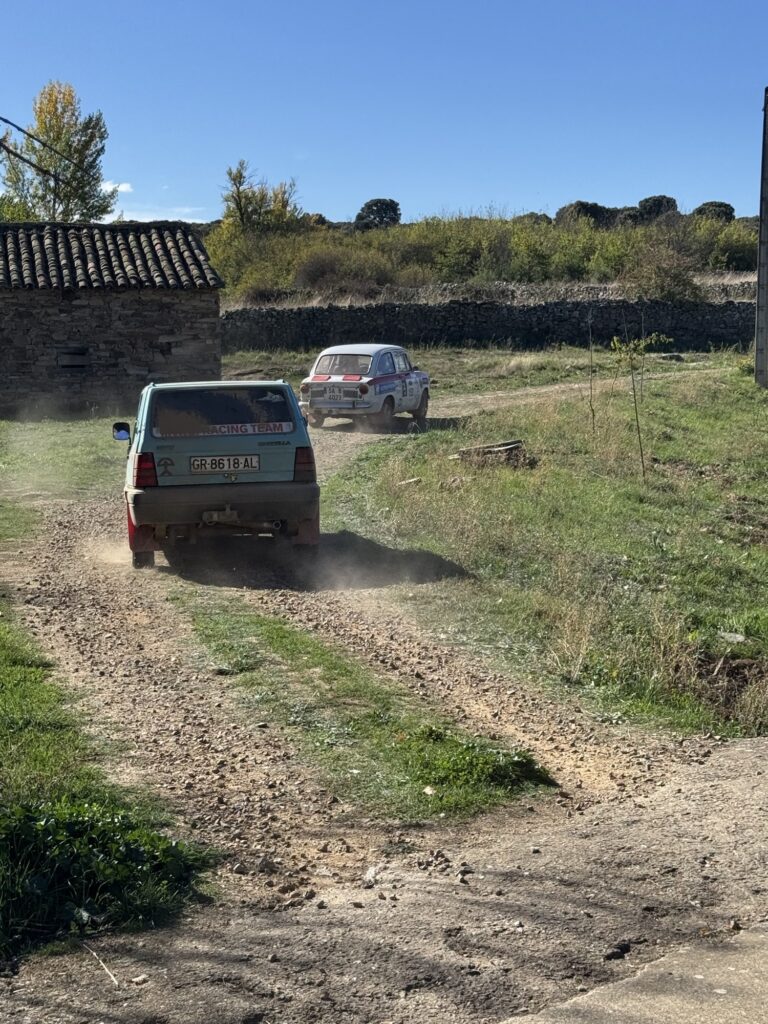 Vehículos del Spain Classic Raid por las calles y caminos de Curillas, 18 de octubre de 2026