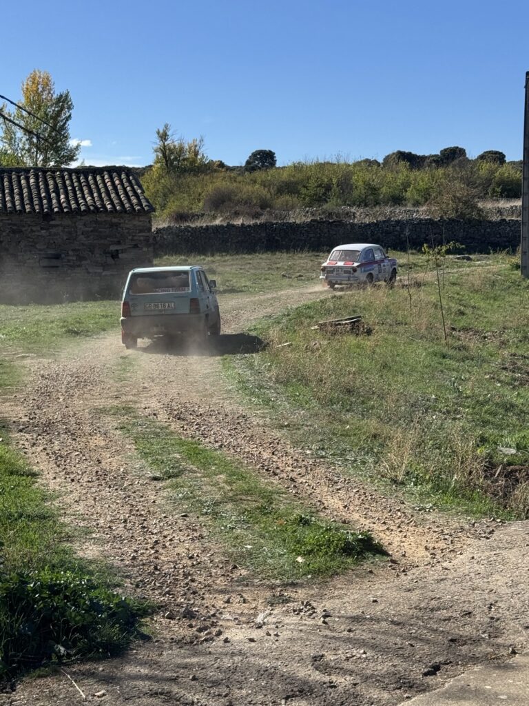 Vehículos del Spain Classic Raid por las calles y caminos de Curillas, 18 de octubre de 2026